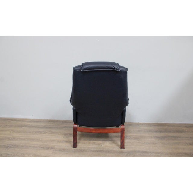 An authentic Scandinavian design classic from the 1980s. This ergonomic swivel lounge chair was crafted by the renowned...