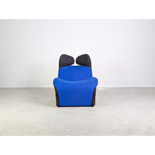 Wink Chair in Black and Blue Upholstery by Toshiyuki Kita for Cassina For Sale - Image 5 of 10