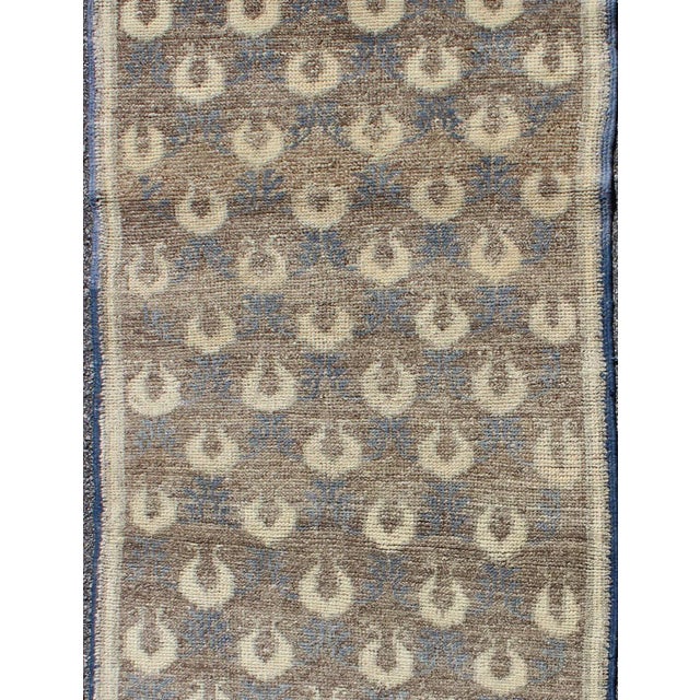 Mid 20th Century Light Brown, Gray-Blue, and Cream Turkish Tulu Vintage Rug With Latticework 2'9"x6'6" For Sale - Image 5 of 7
