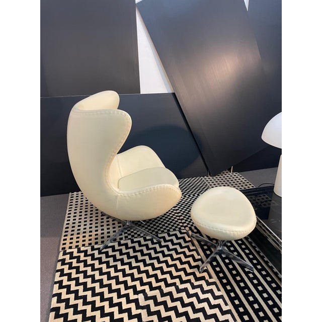 Egg Swivel Armchair in Ivory White Leather and Metal. 1970s, Set of 2 For Sale - Image 4 of 6