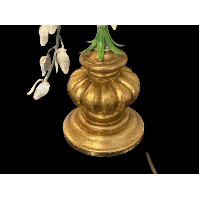 1960s Mid-Century Hollywood Regency Italian Giltwood & Floral Tole Table Lamp For Sale - Image 5 of 6