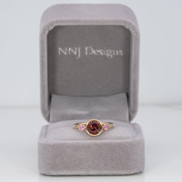 Modern 1.4Ct Red Spinel Ring With Pink Sapphire Accents: Solid 14k Gold, Size 6.75 For Sale - Image 3 of 9