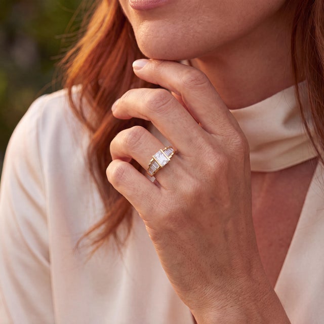 Late 20th-Century 18k Yellow Gold 1 Carat Emerald Cut Contemporary Ring For Sale - Image 4 of 4
