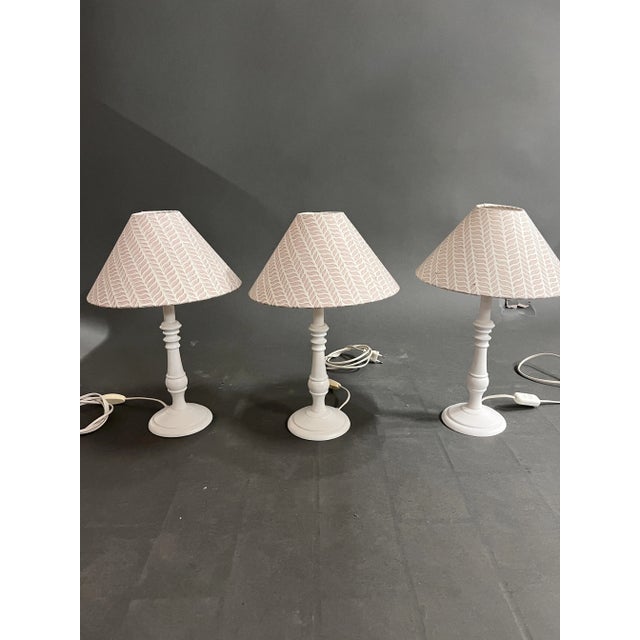 Vintage Table Lamp in White, in Very Good conditions. Designed 1980 to 1989 European Plug (up to 250V).The wiring of this...