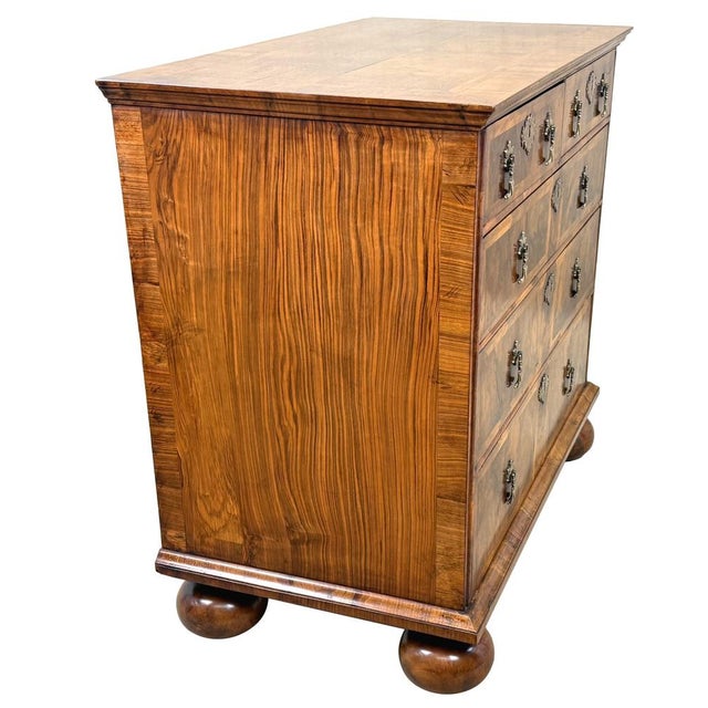 Antique Queen Anne Chest of Drawers in Walnut, 1705 For Sale - Image 4 of 14