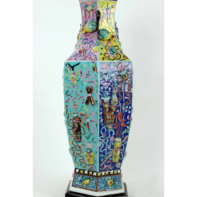 19 Century Chinese Qing Multi-Colored Hexagonal Porcelain Table Lamp With Raise Work Decorations and Small Branch Handles For Sale In New York - Image 6 of 10