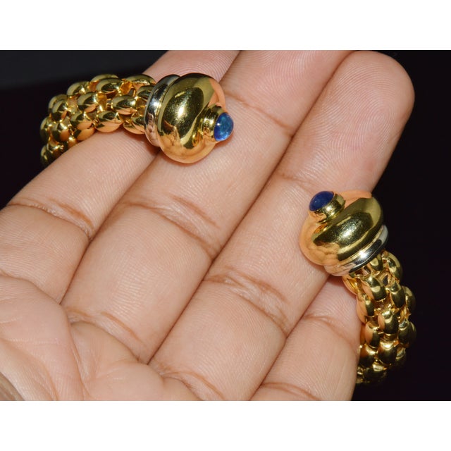 Vintage Fope Flex'it 18k Gold Natural Blue Sapphire Open Cuff Bangle Bracelet For Sale - Image 12 of 15