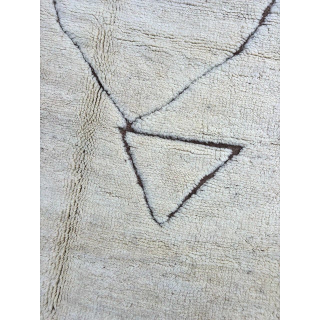 Modern Artistic Classic White Hand-Knotted Wool Rug For Sale - Image 4 of 9