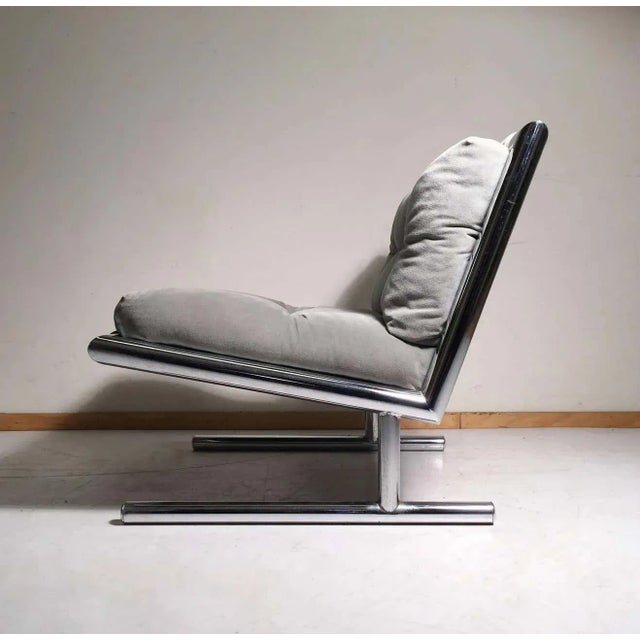 Thick chrome tubing with attached cushions. NIce sled bases. Solid, Sturdy and comfortable Chairs. In the manner of Milo...