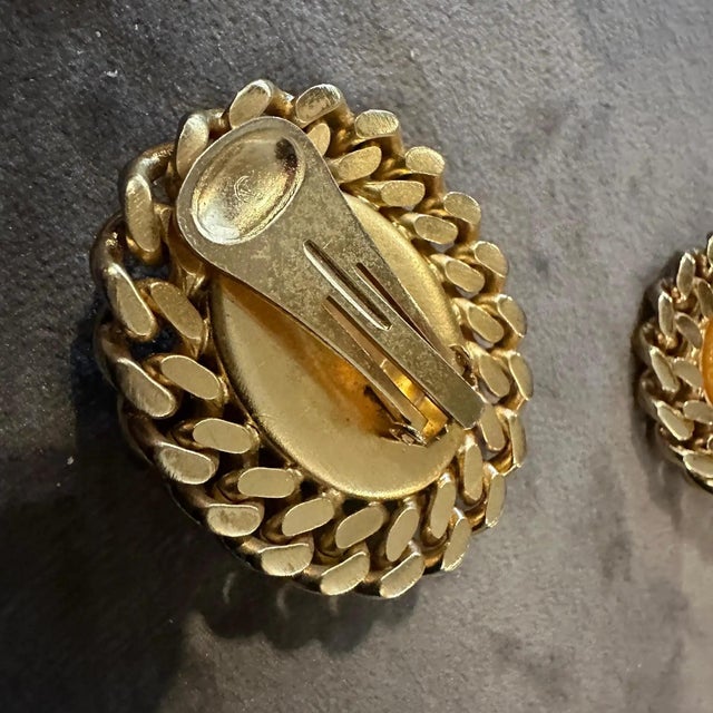 Mid-Century Modern A 1970s Gilt Metal and Faux Oval Gold Pearls Italian Set of Clip-on Earrings For Sale - Image 3 of 9