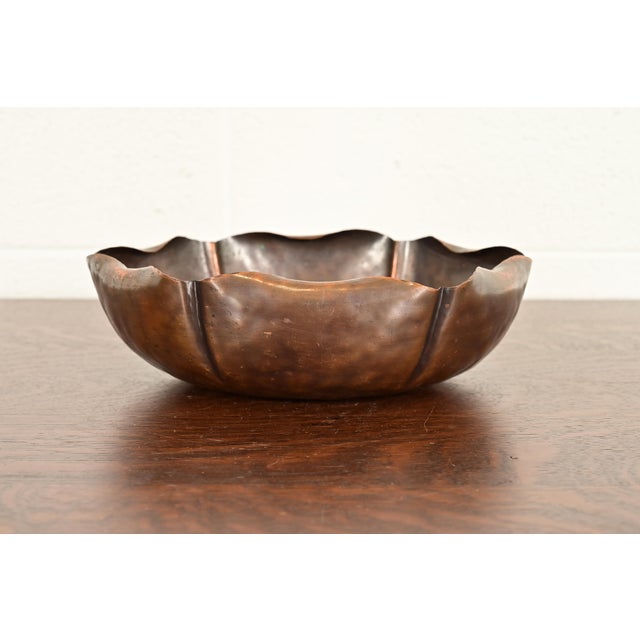 Art Deco Roycroft Style Arts & Crafts Hammered Copper Flower Form Fruit Bowl or Centerpiece Bowl With Ruffled Edges For Sale - Image 3 of 11
