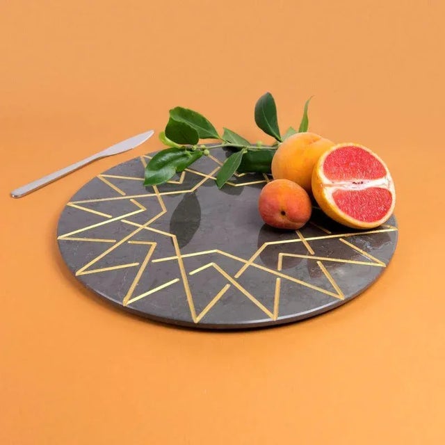 Palatina in graphite marble in round format with glazed glazed engraving is a plate - centerpiece that contains,...