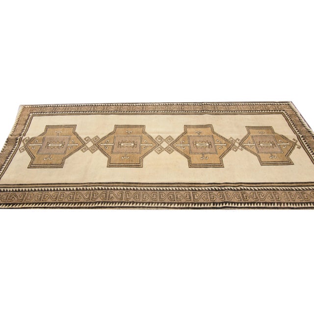 Mid-20th Century Vintage Persian Shiraz Rug - 3'9" X 7'11" For Sale In New York - Image 6 of 10