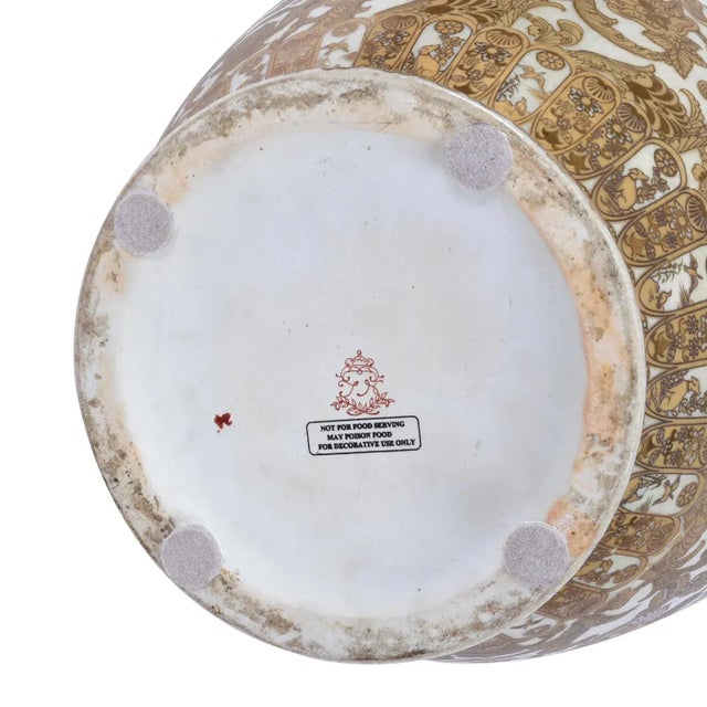 Chinese Porcelain Yuhuchunping 30 Inch Gold and White Palace Vase With Scalloped Top For Sale - Image 12 of 12