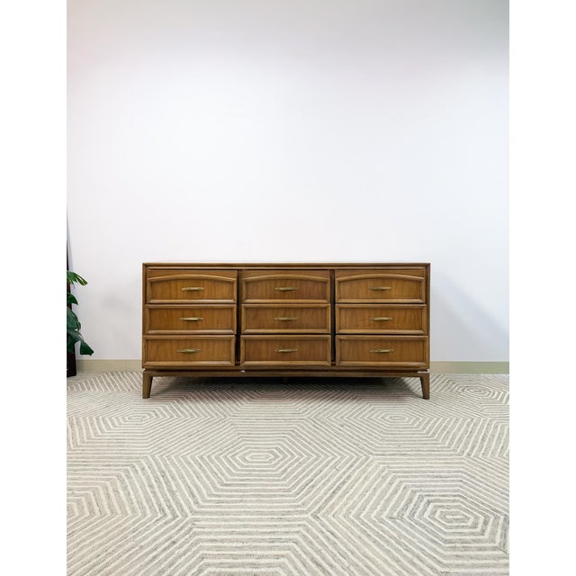 Wood Vintage Thomasville 9 Drawer Dresser Walnut W/ Glass Top For Sale - Image 7 of 16