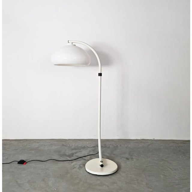 Embrace the space-age aesthetic with this stunning white ‘snake’ floor lamp from dijkstra, a beautiful vintage piece from...