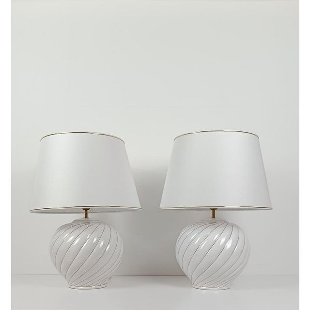 Table Lamps in White and Gold Glazed Ribbed Ceramic by Tommaso Barbis, 1970s, Set of 2 For Sale - Image 3 of 18