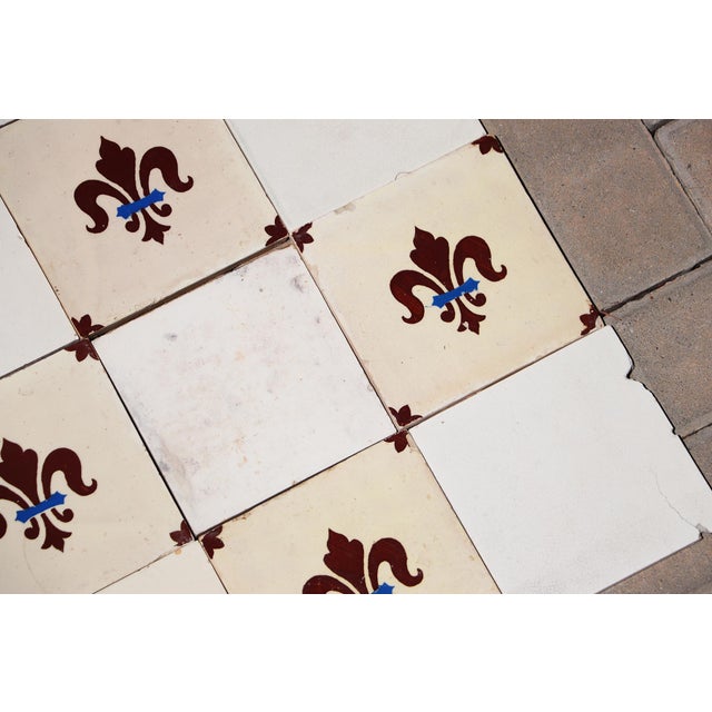1900s Portuguese Fleur-De-Lis & Plain Antique White Large Antique Tiles Set of 32 For Sale - Image 14 of 18