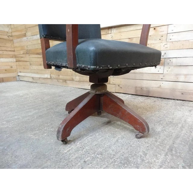 English Captain swivel office chair, around 1920. Swivel office chair. It is in very good vintage condition. Seat height:...