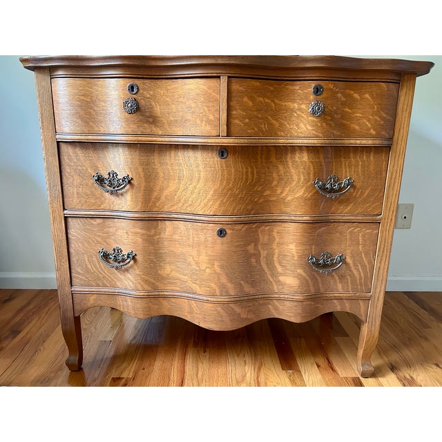Antique 1900’s Atlas Furniture Co. Tiger Oak Serpentine Dresser With Tilting Beveled Mirror and Bail Pull Handles For Sale - Image 9 of 17