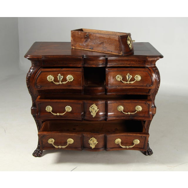 Antique French Commode in Walnut, 1740 For Sale - Image 9 of 18