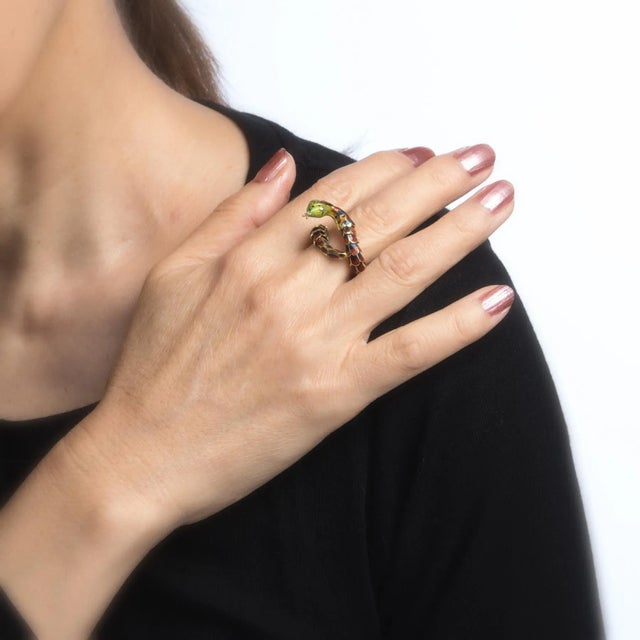 Vintage Snake Ring 18 Karat Gold Enamel Flexible Estate Fine Jewelry Scales size 10 For Sale In Los Angeles - Image 6 of 7