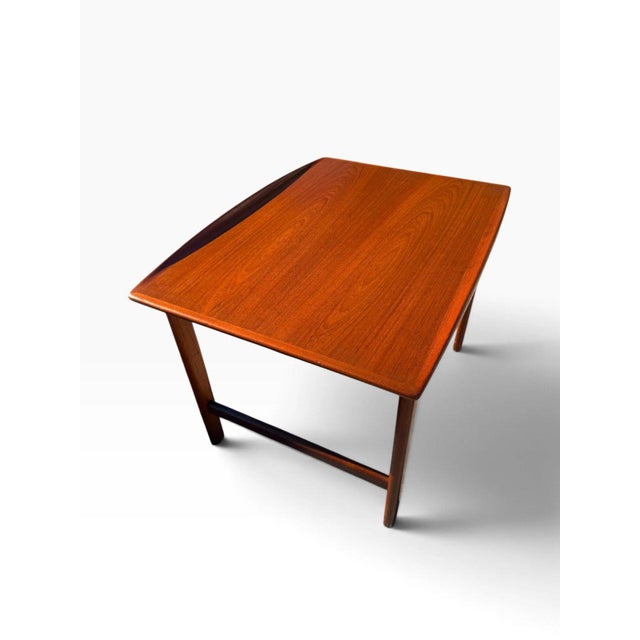 Brown Pair of Folke Ohlsson for Dux Teak Surfboard End Tables | Swedish Mid-Century Modern | Upturned Edges | C. 1960s For Sale - Image 8 of 18