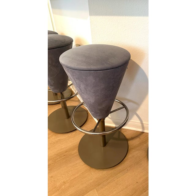 Set of Four Mid Century Modern Chrome & Slate Suede Swivel & Hydraulic MCM Unique Bar Stools For Sale - Image 9 of 11