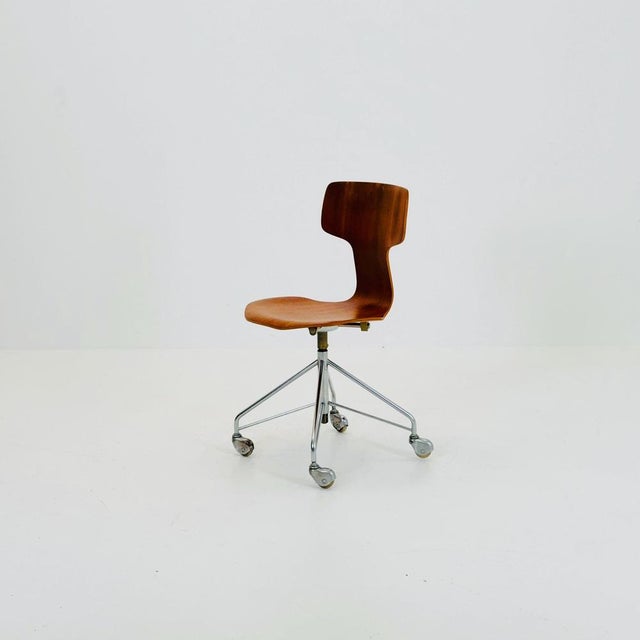 Mid century Arne Jacobsen, swivel desk chair made teak model 3113, Fritz Hansen, 1960s The height swivel T-chair, model...