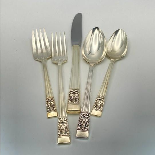 Oneida Community “Coronation” Silverplate Flatware Set: 58 Pieces - Service for 8 With Hostess Serving Pieces and Retro Storage Chest (Vintage 1950s) For Sale In Philadelphia - Image 6 of 18