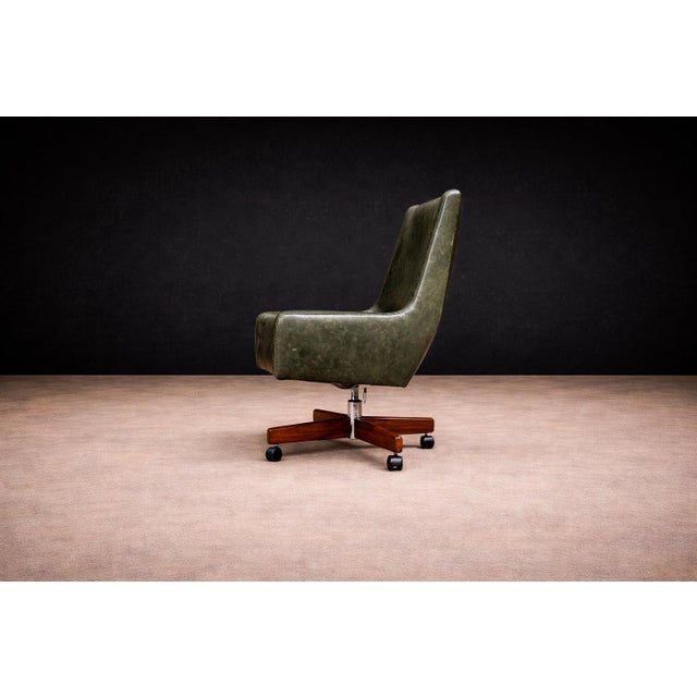 1950s “Holperin” Armchair in Green Leather & Rosewood, Sergio Rodrigues for Oca, 1962 - Lot 364A For Sale - Image 5 of 16
