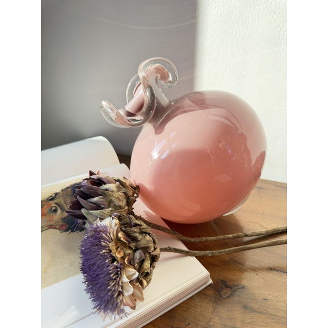 Mid-Century Modern Pink Cased Glass Globe Model 85 Vase by Jerzy Słuczan-Orkusz for Tarnowiec Glassworks, Poland, 1980s For Sale - Image 3 of 12