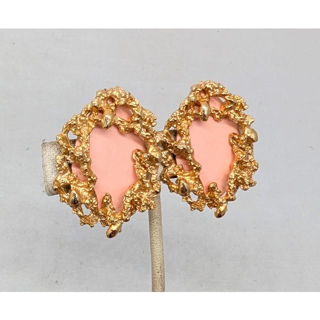 Modernist "gold nugget" texture around the edges with goldtone coral resin center clip back earrings. Marked "NAPIER PAT....
