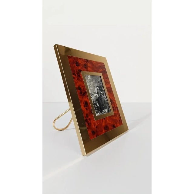 Red Italian Picture Frame in Gilded Aluminum and Faux Burl Formica in the style of Mascagni, 1970s For Sale - Image 8 of 17