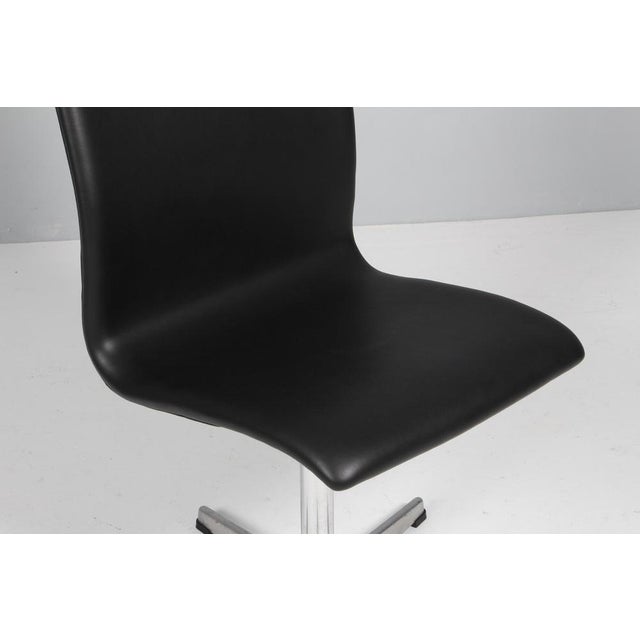 Fritz Hansen Oxford Chair by Arne Jacobsen, 1990s For Sale - Image 4 of 8