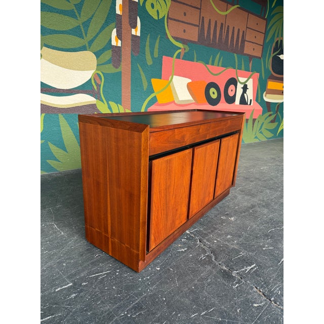 Dillingham 1960s Mid Century Dillingham Esprit Walnut Credenza For Sale - Image 4 of 10