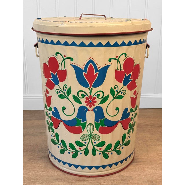 Vintage Farmhouse Pennsylvania Dutch Tin Waste Garbage Can W/ Lid For Sale - Image 4 of 13