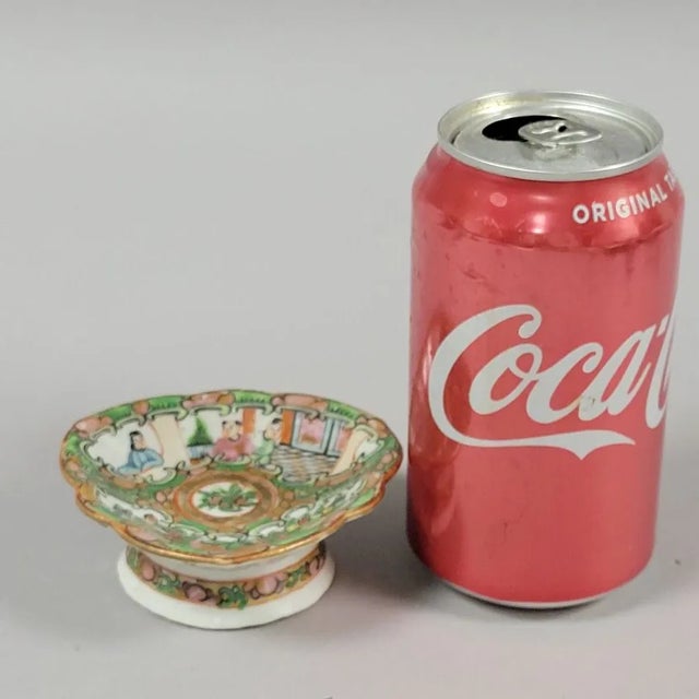 Unusual Chinese Rose Mandarin triangular shaped footed porcelain sauce dish. Circa 1880. PkmeJWH