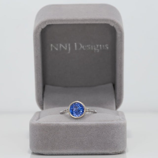 Modern 1.7Ct Tanzanite Ring With Earth-Mined Diamond Accents: Solid 14k Gold, Round 8mm, Size 6.75 For Sale - Image 3 of 9