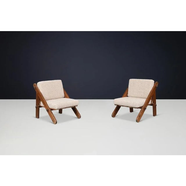 This beautiful pair of lounge chairs, crafted from pinewood and re-upholstered in soft teddy fabric, exemplifies Italy's...