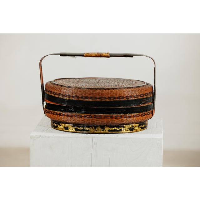 Early 20th Century Chinese Woven Basket with Lid, Black Lacquer Handle and Gilt Decorated Base For Sale - Image 5 of 18