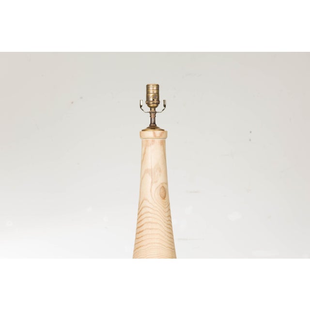 Tan Mid 20th Century English Midcentury Pine Table Lamps with Natural Finish and Lucite Bases - Pair For Sale - Image 8 of 12