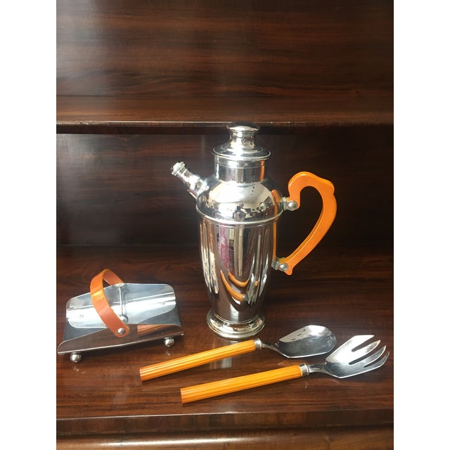 1930s Art Deco Chromium Cocktail Shaker Serving Set W/Butterscotch Bakelite Handles For Sale In Savannah - Image 6 of 10