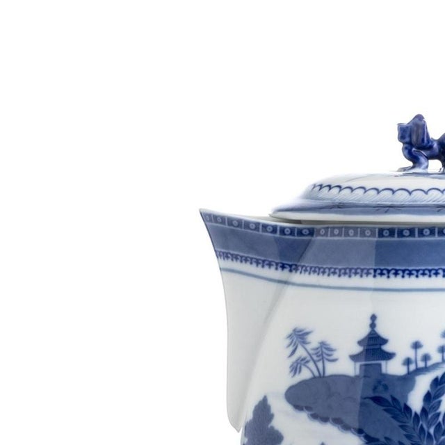Porcelain - Mug with lid - 'Vista Alegre'. Molded porcelain from the Vista Alegre factory, with blue canton decoration,...