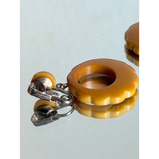 Vintage 1940s Mustard Yellow Bakelite Dangle Earrings With Scalloped Edge, A Pair For Sale In New York - Image 6 of 13