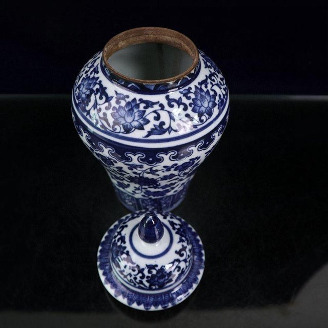 Chinese Chinoiserie Blue and White Interlocking Lotus Porcelain Lidded Ginger Jar For Sale In Los Angeles - Image 6 of 7