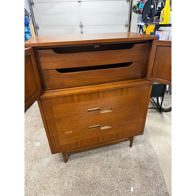 Mid-Century Modern Merton L. Gershun for American of Martinsville Mid-Century Modern Walnut 5 Drawer Dresser For Sale - Image 3 of 7