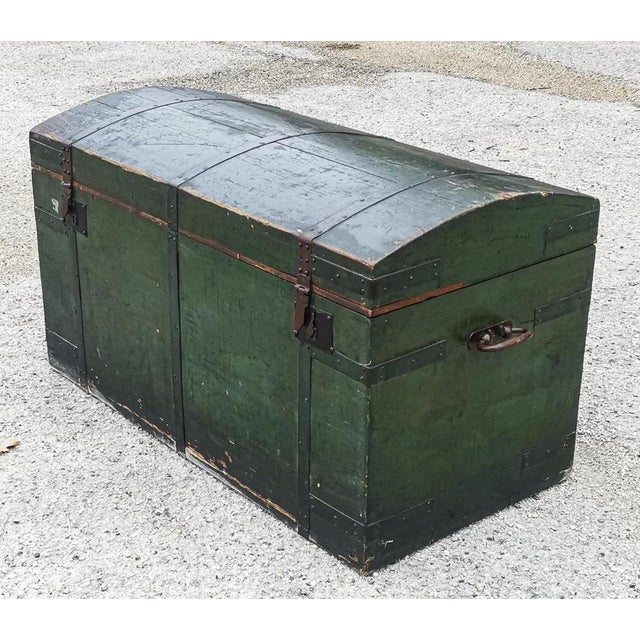 Travel trunk painted green wood and dark metal and donkey back italy era first 900 complete with zipper and side handles...