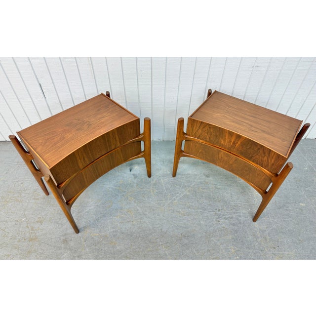 1960s Mid-Century Swedish Modern William Hinn Sculptural Walnut Nightstands - Set of 2 For Sale - Image 5 of 9