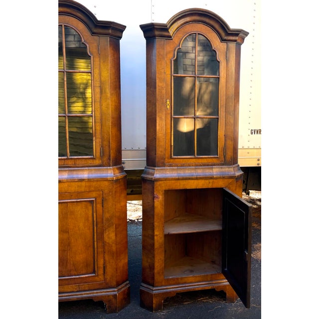 Early 20th Century Antique English Burl Walnut / Pine Dutch Colonial Revival Corner Cabinets - Pair For Sale - Image 5 of 6